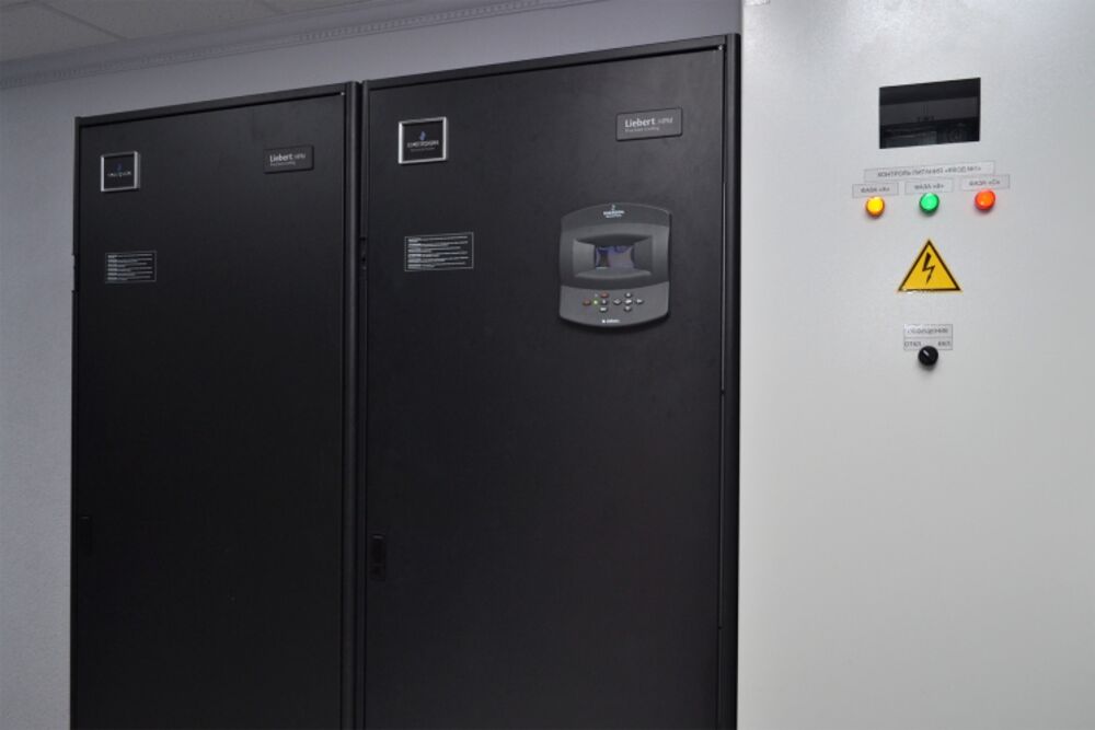 Uninterruptible power supply cabinets with a status control panel